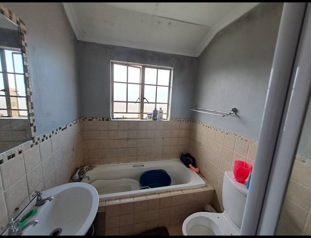 2 BEDROOM TOWNHOUSE FOR SALE IN CASTLEVIEW